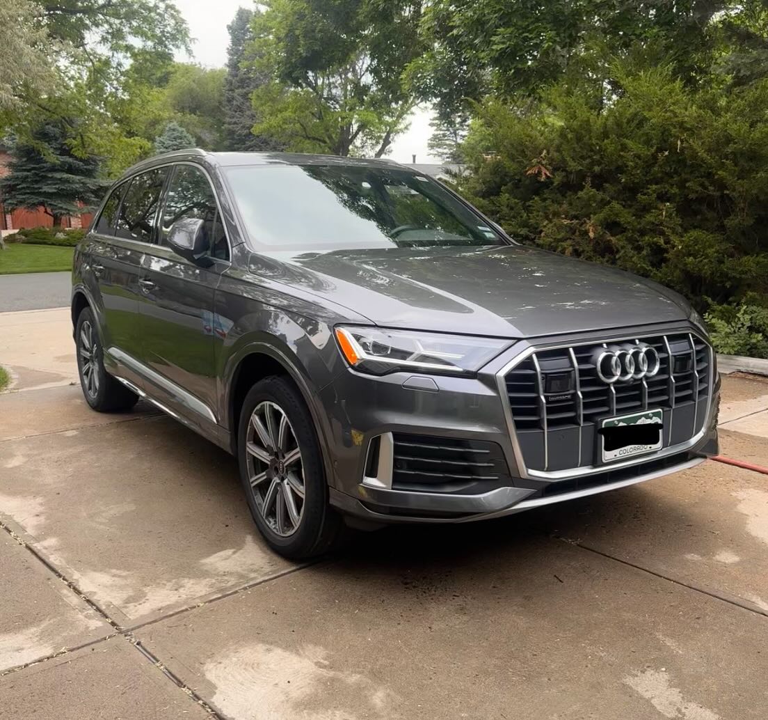 Gray Audi Q7 front