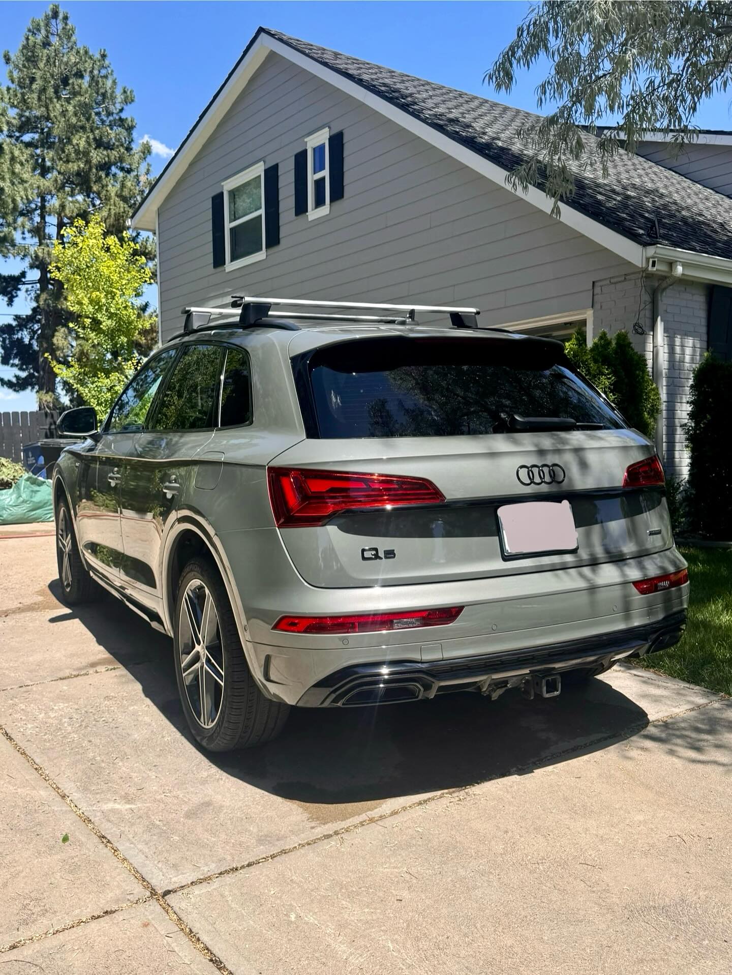 Gray Audi Q7 with roof box, clean exterior